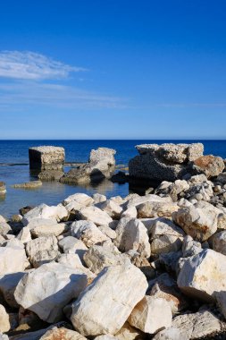 İtalya, Sicilya, Akdeniz, Marzaemi (Siracua Eyaleti), kayalık kıyı şeridi manzarası