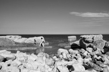 İtalya, Sicilya, Akdeniz, Marzaemi (Siracua Eyaleti), 16 Mart 2024, kayalık sahil şeridi - EDITORIAL