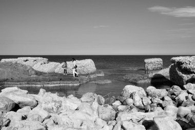 İtalya, Sicilya, Akdeniz, Marzaemi (Siracua Eyaleti), 16 Mart 2024, kayalık sahil şeridi - EDITORIAL