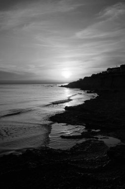 İtalya, Sicilya, Marinella di Selinunte (Trapani Eyaleti), gün batımında kayalık kıyı şeridi manzarası