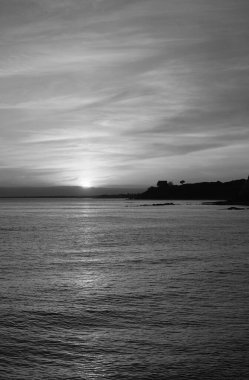İtalya, Sicilya, Marinella di Selinunte (Trapani Eyaleti), gün batımında kayalık kıyı şeridi manzarası