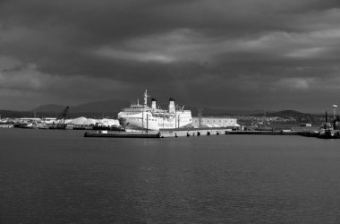 İtalya, Sicilya, Trapani; 20 Mart 2024, liman ve şehirde bir feribot manzaralı