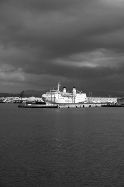 İtalya, Sicilya, Trapani; 20 Mart 2024, liman ve şehirde bir feribot manzaralı