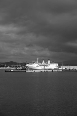 İtalya, Sicilya, Trapani; 20 Mart 2024, liman ve şehirde bir feribot manzaralı