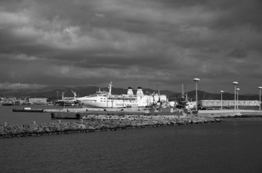 İtalya, Sicilya, Trapani; 20 Mart 2024, liman ve şehirde bir feribot manzaralı