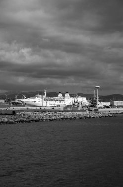 İtalya, Sicilya, Trapani; 20 Mart 2024, liman ve şehirde bir feribot manzaralı