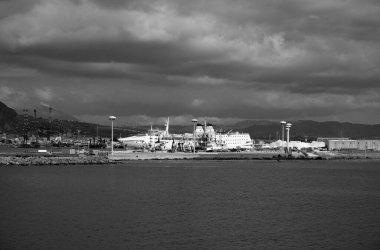 İtalya, Sicilya, Trapani; 20 Mart 2024, liman ve şehirde bir feribot manzaralı