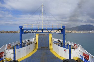 İtalya, Sicilya, Trapani; bir feribot manzaralı şehir ve sahil 