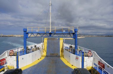 İtalya, Sicilya, Trapani; bir feribot manzaralı şehir ve sahil 