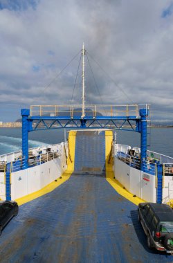 İtalya, Sicilya, Trapani; bir feribot manzaralı şehir ve sahil 