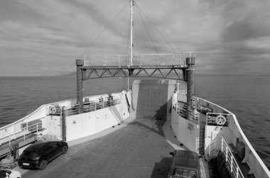 İtalya, Sicilya, Trapani; şehir manzarası ve feribottan Sicilya kıyısı 