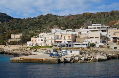 İtalya, Sicilya, Akdeniz, Egadi takımadaları, levanzo adası (Trapani ili); 20 Mart 2024, adanın kayalık kıyıları ve liman manzarası - EDITORIAL