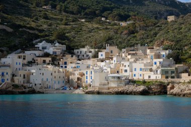 İtalya, Sicilya, Akdeniz, Egadi takımadaları, levanzo adası (Trapani ili); 20 Mart 2024, adanın kayalık kıyıları ve liman manzarası - EDITORIAL