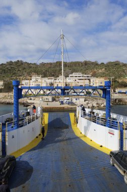 İtalya, Sicilya, Akdeniz, Egadi takımadaları, Levanzo Adası (Trapani Eyaleti); 20 Mart 2024, adanın kayalık kıyıları ve liman bir feribot - EDITORIAL
