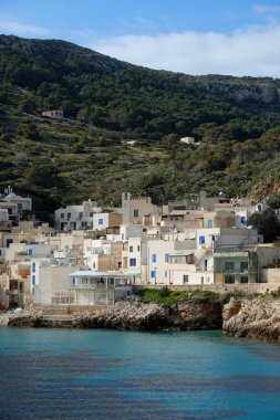 İtalya, Sicilya, Akdeniz, Egadi takımadaları, levanzo adası (Trapani ili); 20 Mart 2024, adanın kayalık kıyıları ve liman manzarası - EDITORIAL