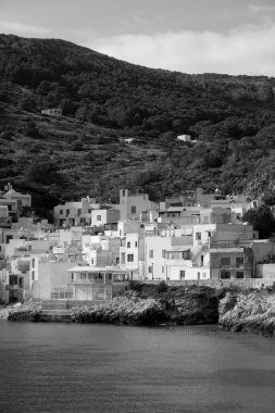 İtalya, Sicilya, Akdeniz, Egadi takımadaları, levanzo adası (Trapani ili); 20 Mart 2024, adanın kayalık kıyıları ve liman manzarası - EDITORIAL