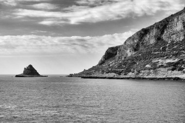 İtalya, Sicilya, Akdeniz, Egadi takımadaları, Levanzo Adası (Trapani Eyaleti); adanın kayalık kıyılarının manzarası