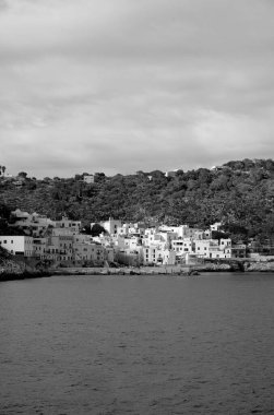 İtalya, Sicilya, Akdeniz, Egadi takımadaları, Levanzo Adası (Trapani Eyaleti); adanın kayalık kıyılarının manzarası