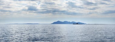 İtalya, Sicilya, Akdeniz, Egadi takımadaları, Favignana Adası (Trapani Eyaleti); Arkadaki Formiche kayaları ve Favignana Adası manzarası