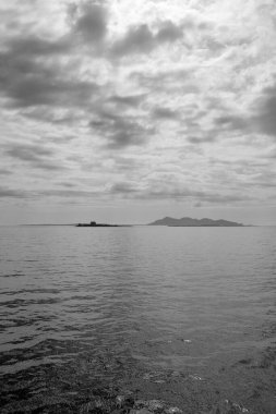 İtalya, Sicilya, Akdeniz, Egadi takımadaları, Favignana Adası (Trapani Eyaleti); Arkadaki Formiche kayaları ve Favignana Adası manzarası