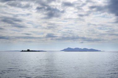 İtalya, Sicilya, Akdeniz, Egadi takımadaları, Favignana Adası (Trapani Eyaleti); Arkadaki Formiche kayaları ve Favignana Adası manzarası