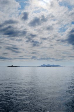 İtalya, Sicilya, Akdeniz, Egadi takımadaları, Favignana Adası (Trapani Eyaleti); Arkadaki Formiche kayaları ve Favignana Adası manzarası