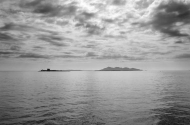 İtalya, Sicilya, Akdeniz, Egadi takımadaları, Favignana Adası (Trapani Eyaleti); Arkadaki Formiche kayaları ve Favignana Adası manzarası