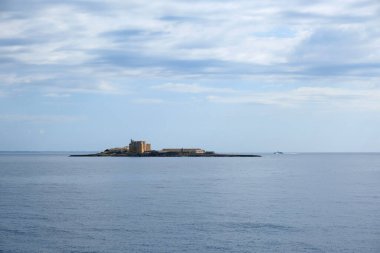 İtalya, Sicilya, Akdeniz, Egadi takımadaları, Favignana Adası (Trapani Eyaleti); Formiche kayası manzarası