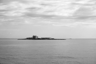 İtalya, Sicilya, Akdeniz, Egadi takımadaları, Favignana Adası (Trapani Eyaleti); Formiche kayası manzarası