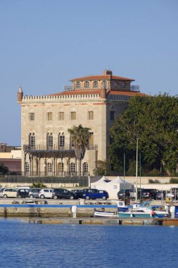 İtalya, Sicilya, Akdeniz, Egadi takımadaları, Favignana Adası (Trapani Eyaleti); liman ve Florio Sarayı manzarası