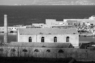İtalya, Sicilya, Akdeniz, Egadi takımadaları, Favignana Adası (Trapani Eyaleti); liman ve eski orkinos balıkçılık fabrikasının çatıları (Trapani ve Sicilya kıyı şeridi))