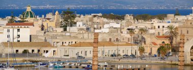İtalya, Sicilya, Akdeniz, Egadi takımadaları, Favignana Adası (Trapani Eyaleti); şehrin (Trapani ve Sicilya kıyıları) arka planda görülmektedir.)