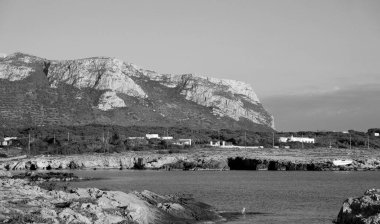 İtalya, Sicilya, Akdeniz, Egadi takımadaları, Favignana Adası (Trapani Eyaleti); adanın kayalık kıyılarının manzarası