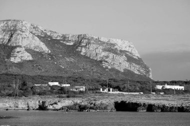 İtalya, Sicilya, Akdeniz, Egadi takımadaları, Favignana Adası (Trapani Eyaleti); adanın kayalık kıyılarının manzarası