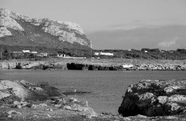 İtalya, Sicilya, Akdeniz, Egadi takımadaları, Favignana Adası (Trapani Eyaleti); adanın kayalık kıyılarının manzarası