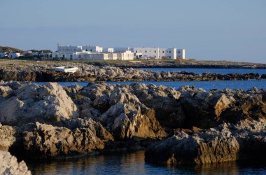 İtalya, Sicilya, Akdeniz, Egadi takımadaları, Favignana Adası (Trapani Eyaleti); adanın kayalık kıyılarının manzarası