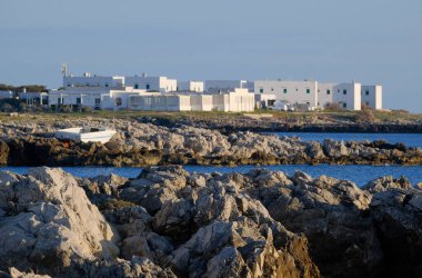 İtalya, Sicilya, Akdeniz, Egadi takımadaları, Favignana Adası (Trapani Eyaleti); adanın kayalık kıyılarının manzarası