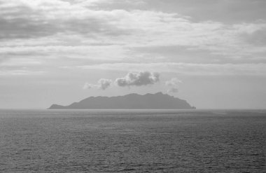 İtalya, Sicilya, Akdeniz, Egadi takımadaları, Marettimo Adası (Trapani Eyaleti); adanın deniz manzarası
