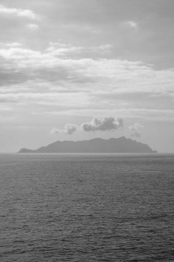 İtalya, Sicilya, Akdeniz, Egadi takımadaları, Marettimo Adası (Trapani Eyaleti); adanın deniz manzarası