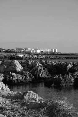 İtalya, Sicilya, Akdeniz, Egadi takımadaları, Favignana Adası (Trapani Eyaleti); adanın kayalık kıyılarının manzarası