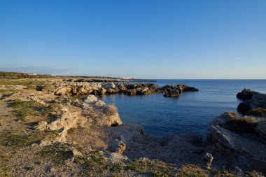 İtalya, Sicilya, Akdeniz, Egadi takımadaları, Favignana Adası (Trapani Eyaleti); adanın kayalık kıyılarının manzarası