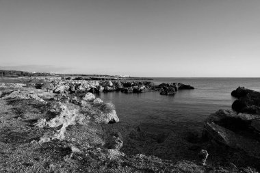 İtalya, Sicilya, Akdeniz, Egadi takımadaları, Favignana Adası (Trapani Eyaleti); adanın kayalık kıyılarının manzarası