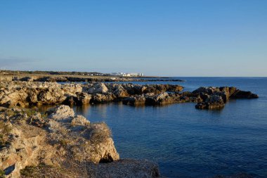 İtalya, Sicilya, Akdeniz, Egadi takımadaları, Favignana Adası (Trapani Eyaleti); adanın kayalık kıyılarının manzarası