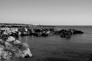 İtalya, Sicilya, Akdeniz, Egadi takımadaları, Favignana Adası (Trapani Eyaleti); adanın kayalık kıyılarının manzarası