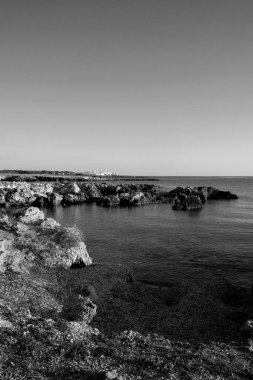 İtalya, Sicilya, Akdeniz, Egadi takımadaları, Favignana Adası (Trapani Eyaleti); adanın kayalık kıyılarının manzarası