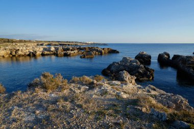 İtalya, Sicilya, Akdeniz, Egadi takımadaları, Favignana Adası (Trapani Eyaleti); adanın kayalık kıyılarının manzarası