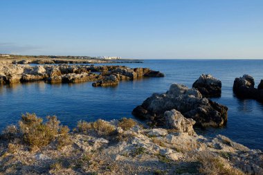 İtalya, Sicilya, Akdeniz, Egadi takımadaları, Favignana Adası (Trapani Eyaleti); adanın kayalık kıyılarının manzarası
