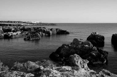 İtalya, Sicilya, Akdeniz, Egadi takımadaları, Favignana Adası (Trapani Eyaleti); adanın kayalık kıyılarının manzarası