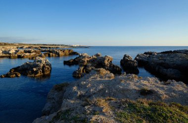 İtalya, Sicilya, Akdeniz, Egadi takımadaları, Favignana Adası (Trapani Eyaleti); adanın kayalık kıyılarının manzarası