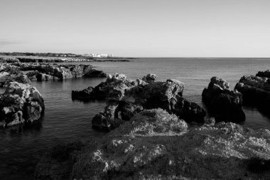İtalya, Sicilya, Akdeniz, Egadi takımadaları, Favignana Adası (Trapani Eyaleti); adanın kayalık kıyılarının manzarası